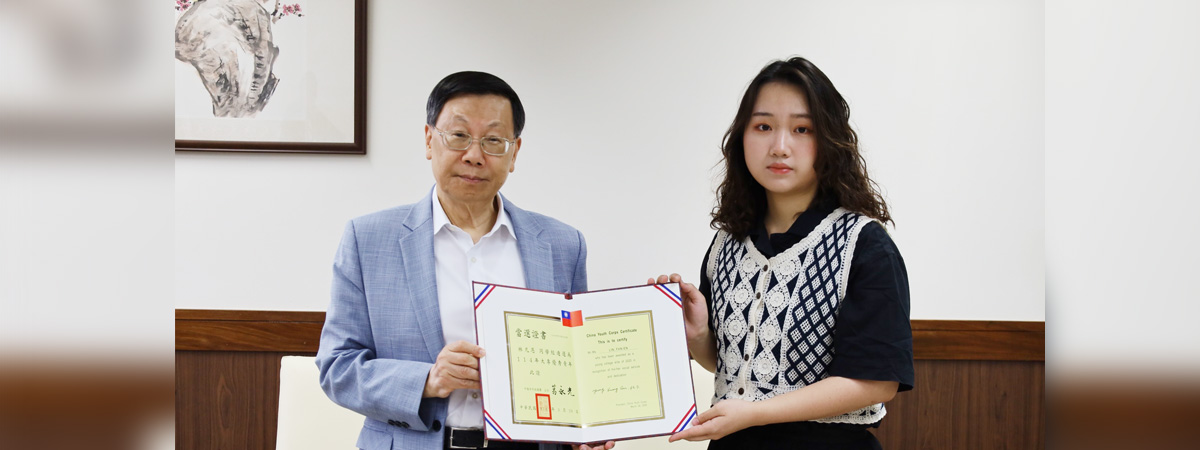 本系林凡恩同學獲選「大專優秀青年」 校長蔡進發頒獎表揚傑出表現