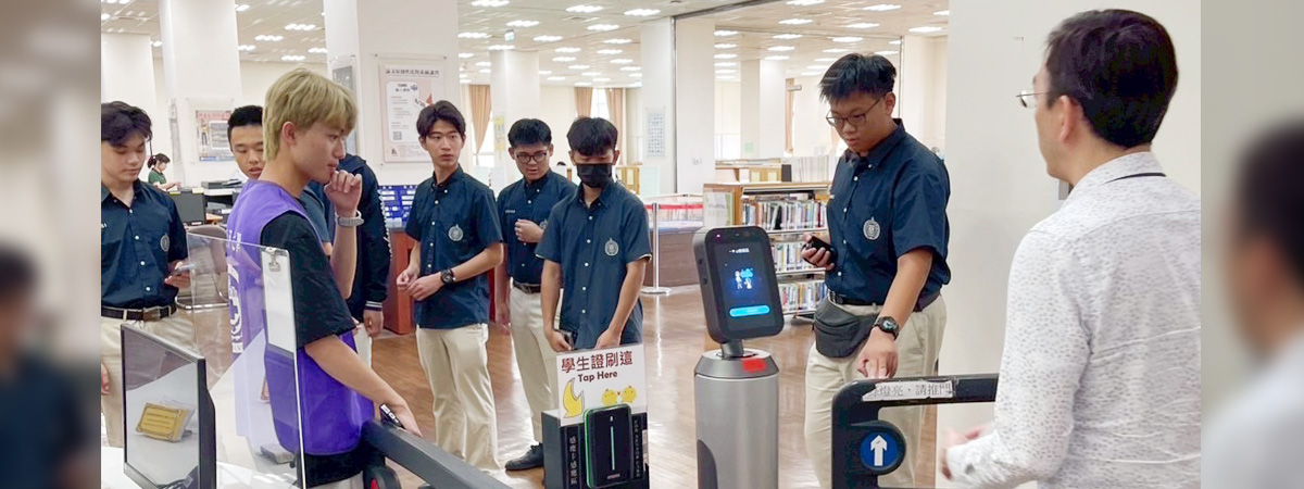 AI機器人現場，亞大持續推動AI教育向下扎根，高中生來亞大體驗智慧應用